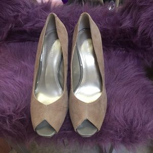 Nine West women’s Peep Toe Pump Camel Color size 9